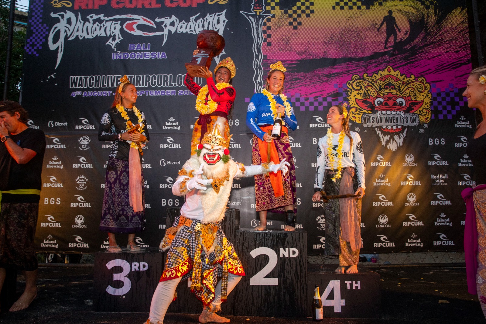 Westen Hirst dan Jasmine Studer, peselancar binaan PSOI DKI Jakarta Sukses raih Juara Rip Curl Cup Padang Padang 2025